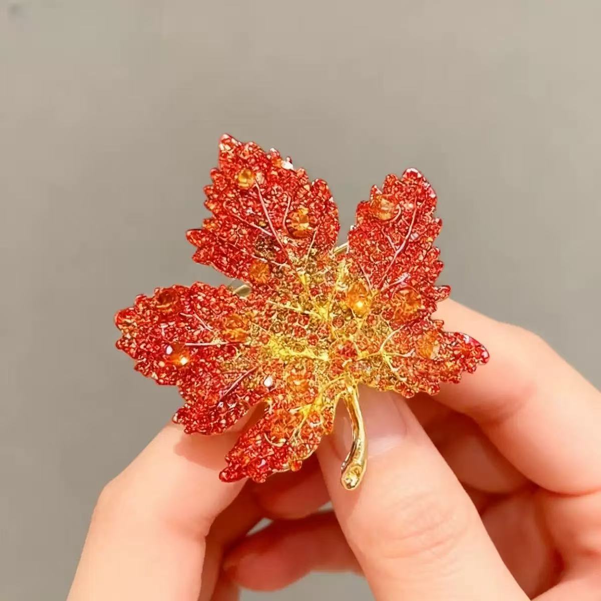 铜合金合成锆石胸针 枫叶胸针高档轻奢气质胸花8139