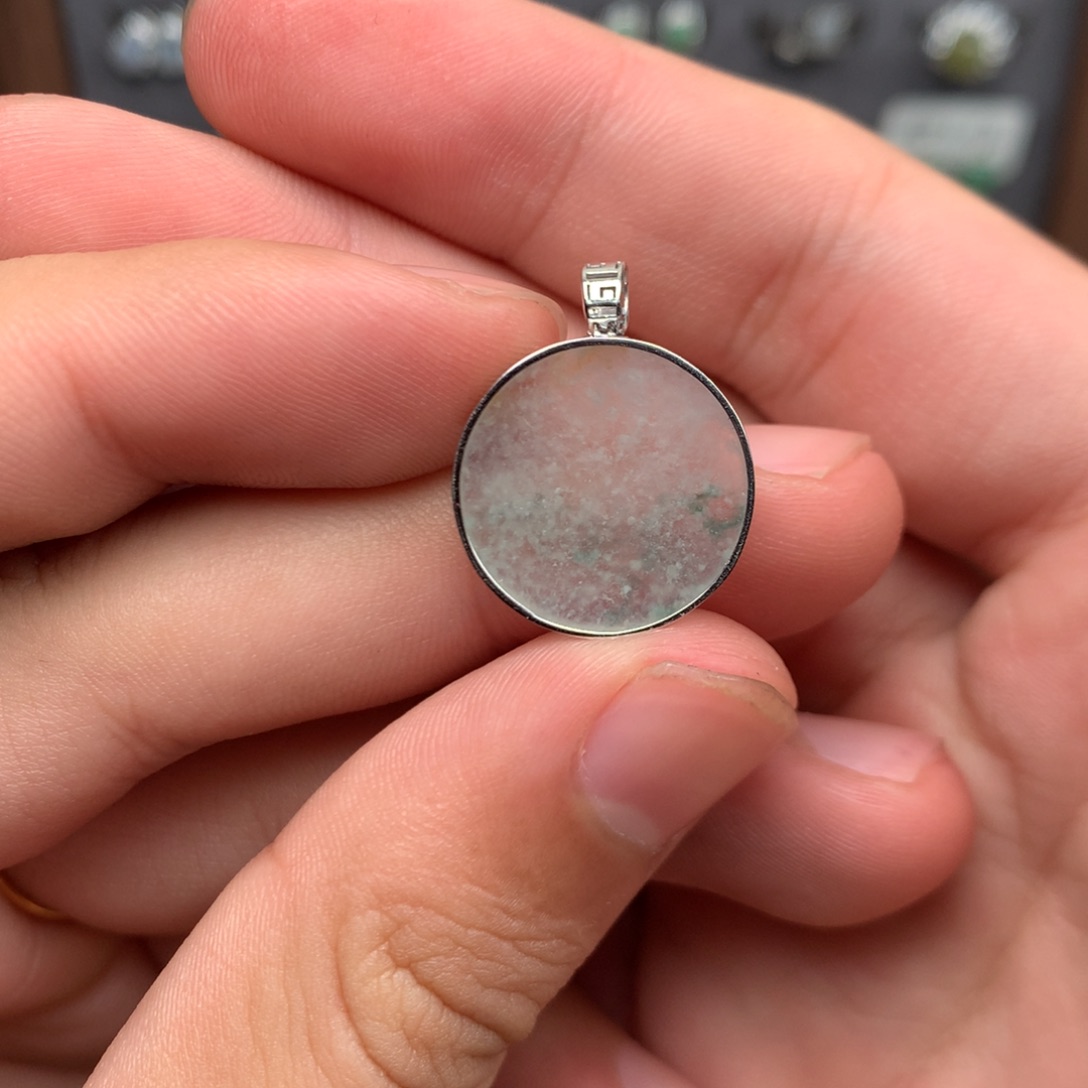 翡翠未镶嵌颈饰你是