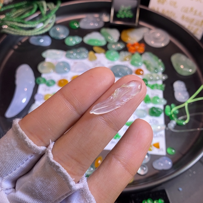 【闪购商品】翡翠挂件未镶嵌羽毛