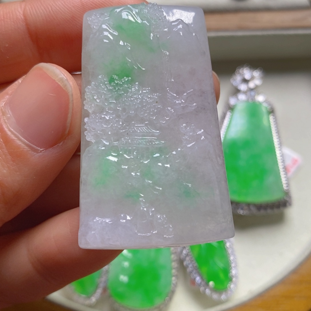 翡翠颈饰未镶嵌山水
