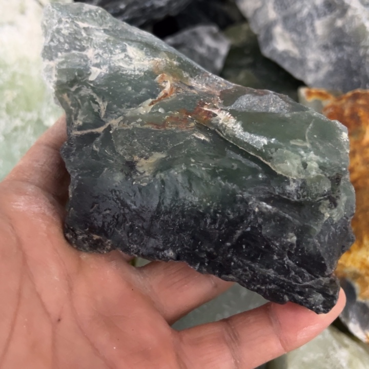 蛇纹石玉未镶嵌珠宝奇石