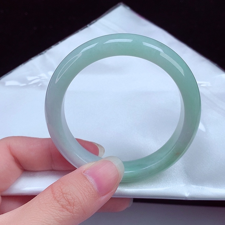 翡翠手镯未镶嵌翡翠