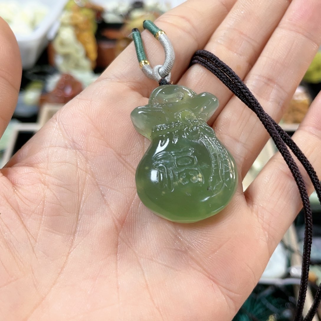 蛇纹石玉颈饰未镶嵌