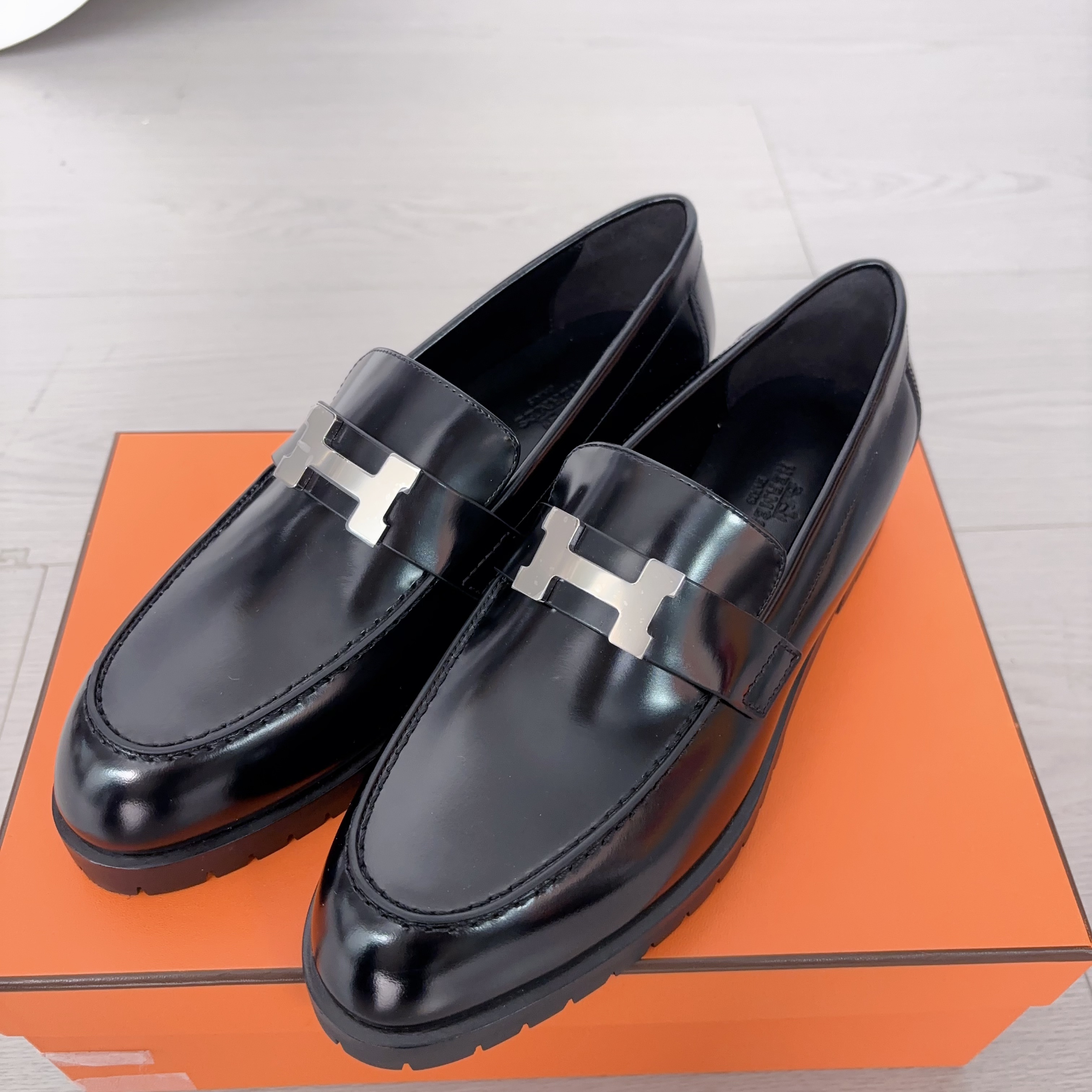 95新 Hermes/爱马仕 爱马仕牛皮H扣女士皮鞋38码/251031LYHYQ39