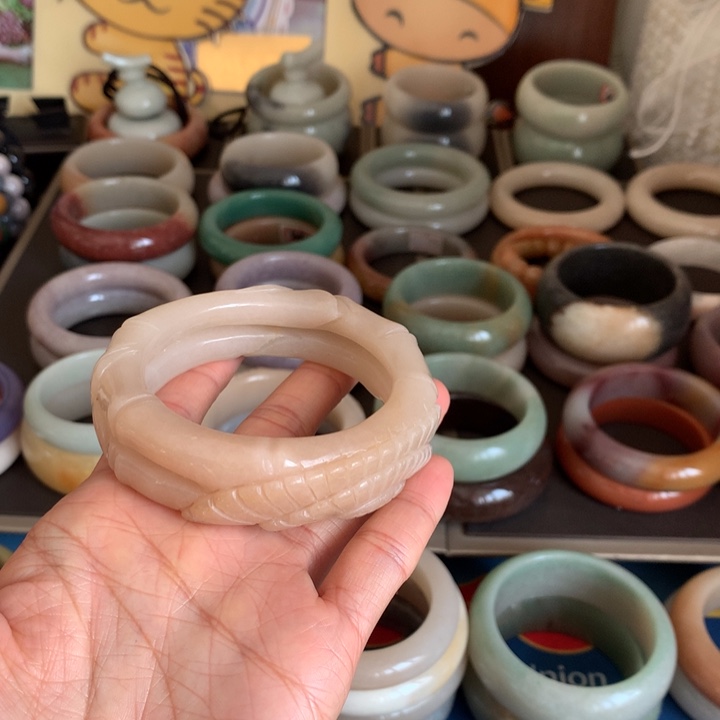 石英质玉（佘太翠）未镶嵌手镯