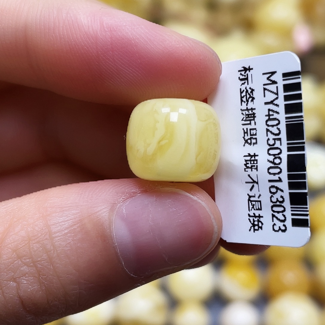 蜜蜡未镶嵌裸石13.0*10.9mm.瑕