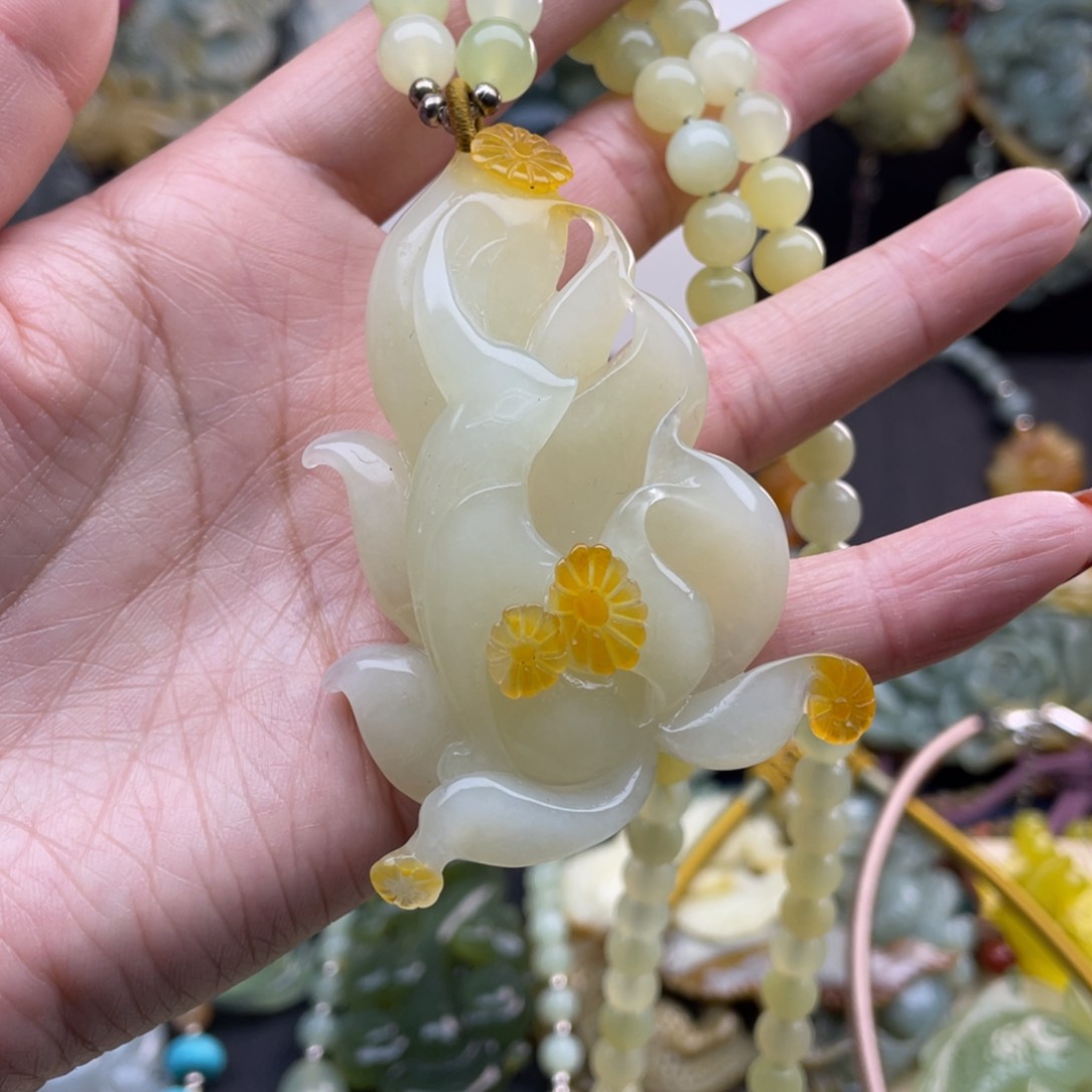 蛇纹石玉颈饰未镶嵌