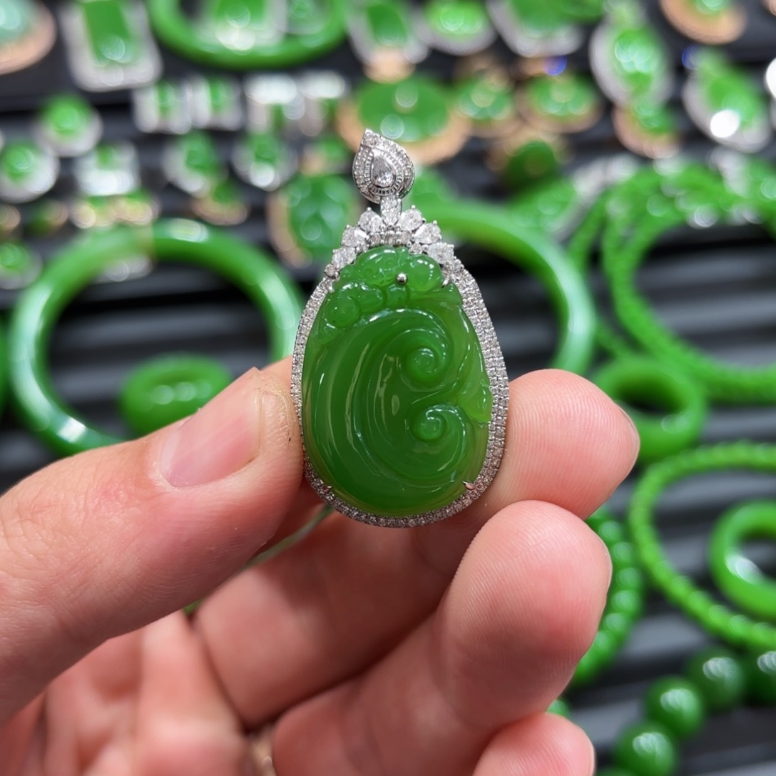 和田玉如意18K金镶嵌绿*酱