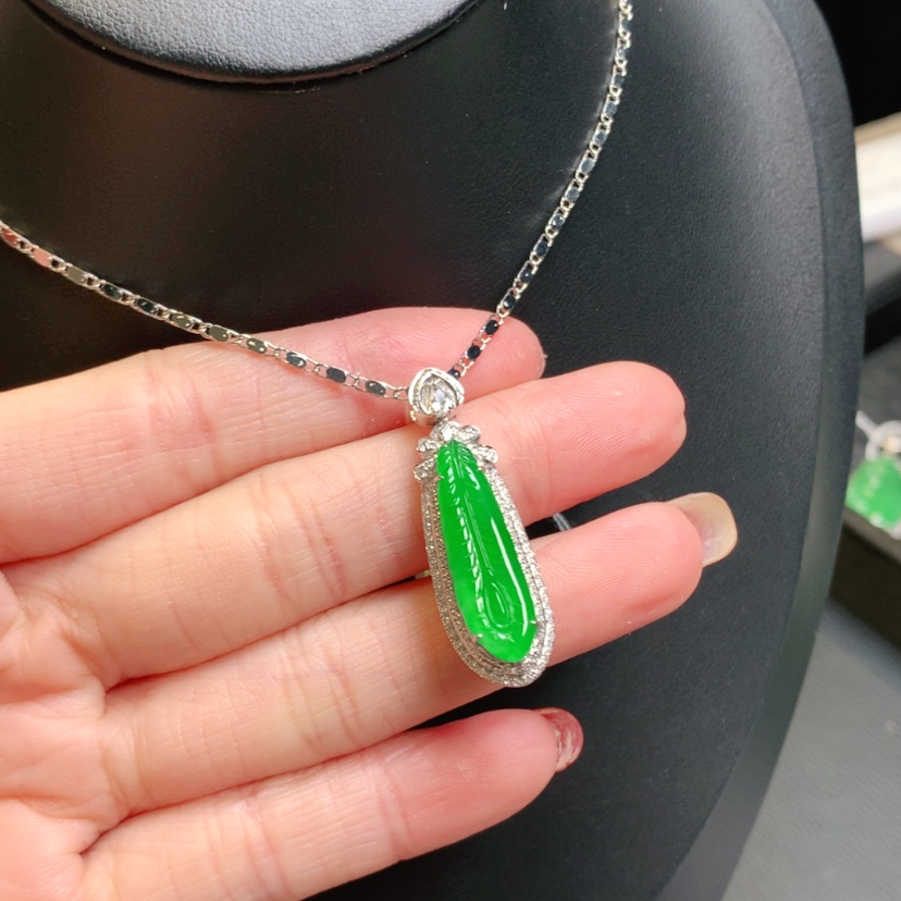 【闪购商品】翡翠吊坠(赠链)18K金镶嵌