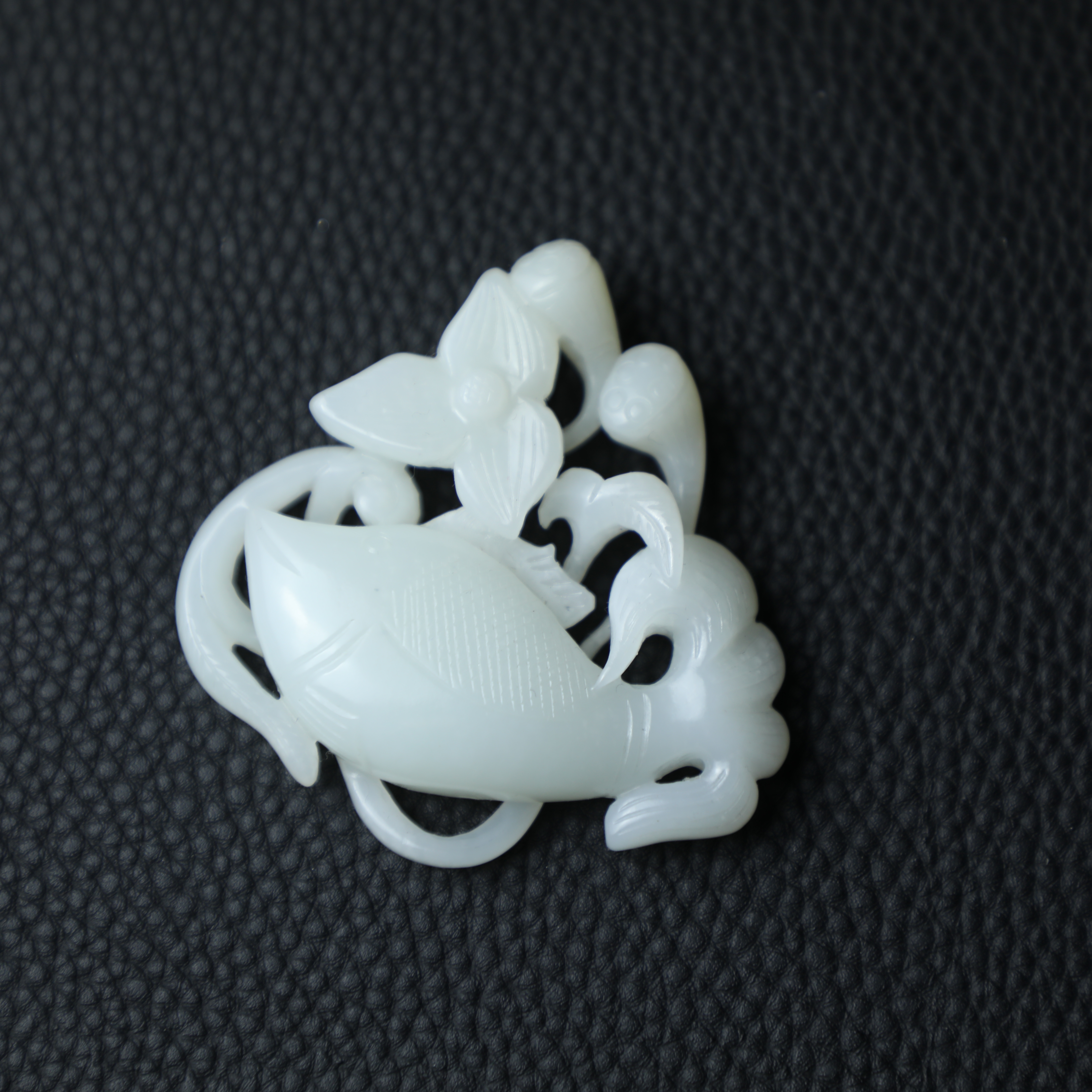 TCWWA08075清晚和田白玉鱼形挂件