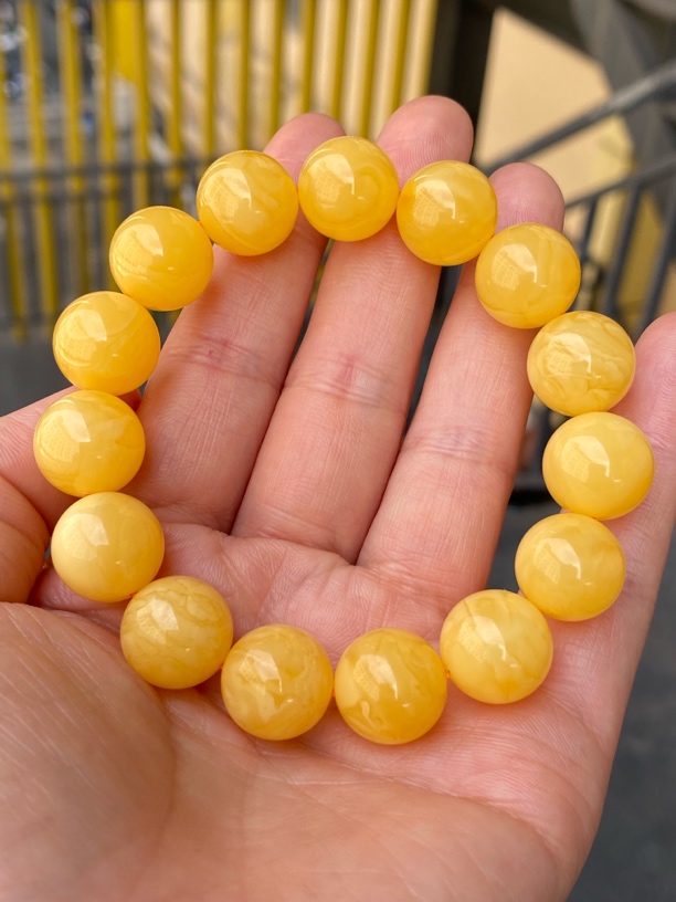 14mm26.31精品焦皮料鸡油红手串颜色均匀文玩串性价比高越盘越好