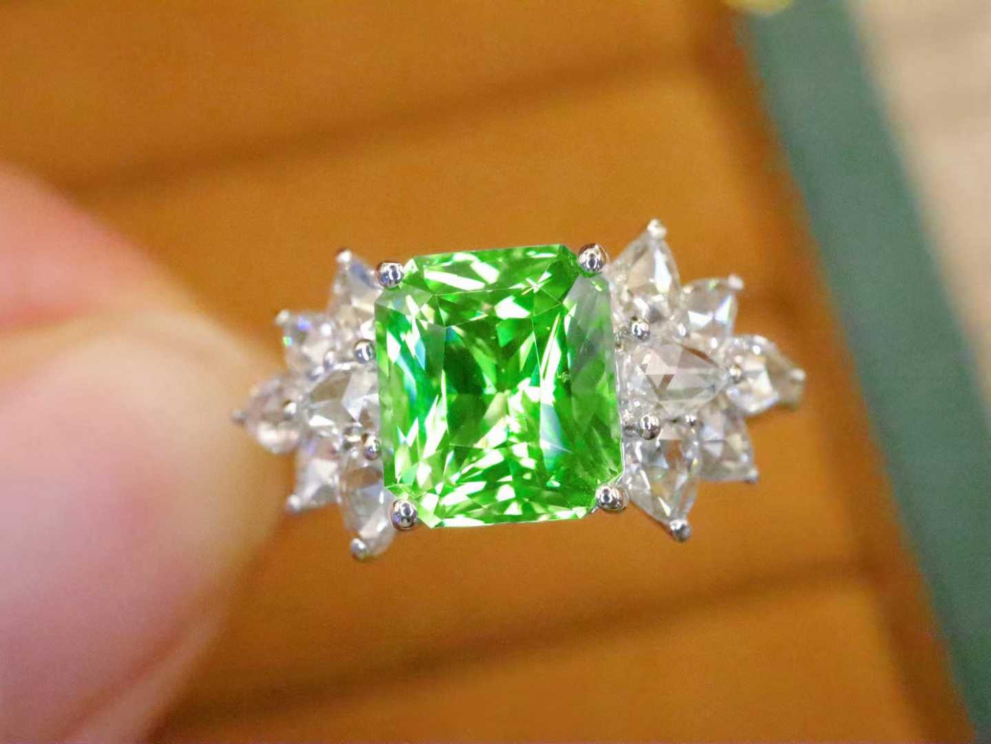 18K白金天然无烧沙佛莱戒指时尚百搭气质款主石2.02ct-WJ