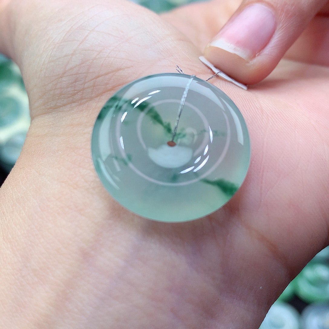 翡翠颈饰未镶嵌编号104。尺寸23.1-5.6