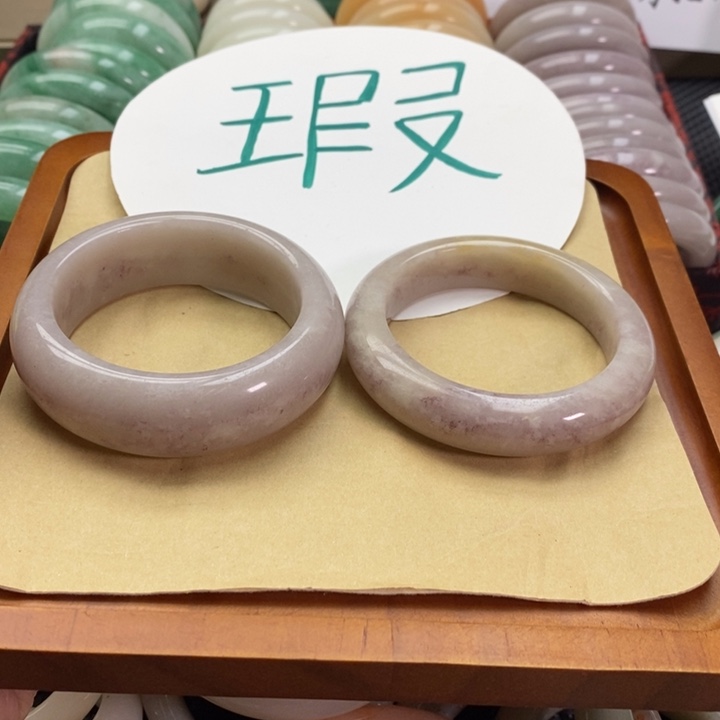 王***子石英质玉未镶嵌手镯