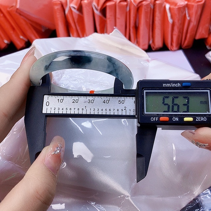 翡翠手镯未镶嵌153。   