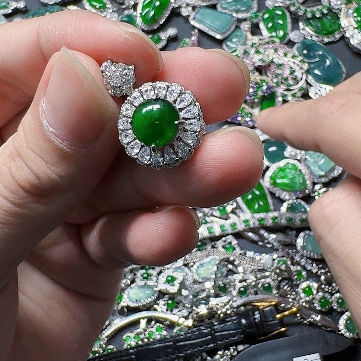 翡翠颈饰未镶嵌天然A货翡翠放漏