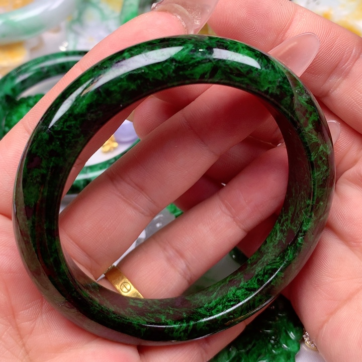 翡翠手镯未镶嵌翡翠手镯