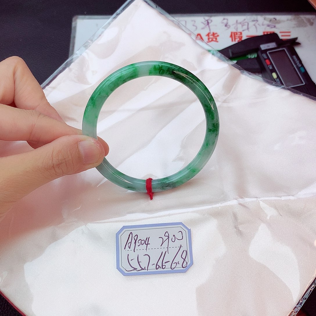 翡翠手镯未镶嵌翡翠