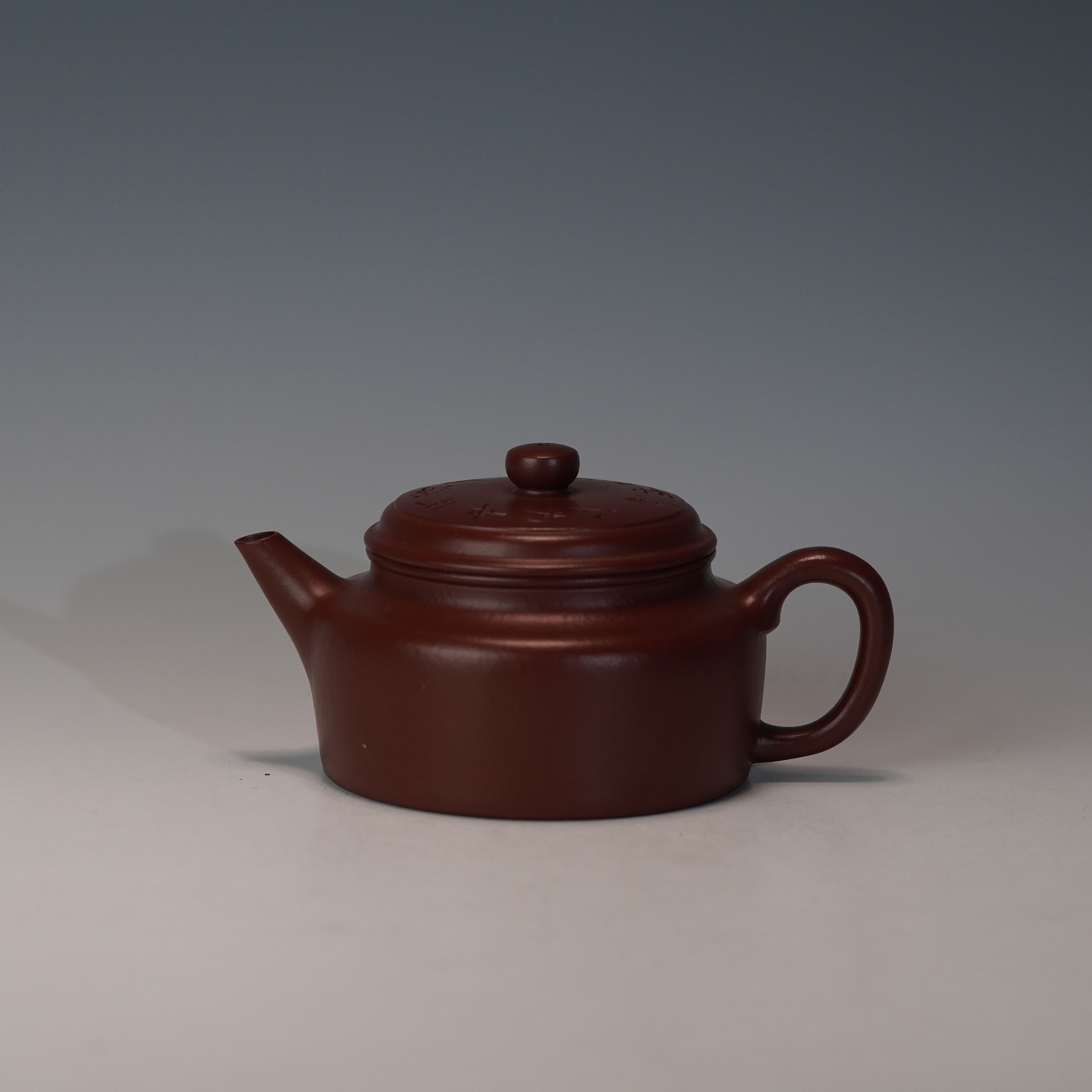 lot. 21893 侯峰 紫朱泥剑流德钟 150cc