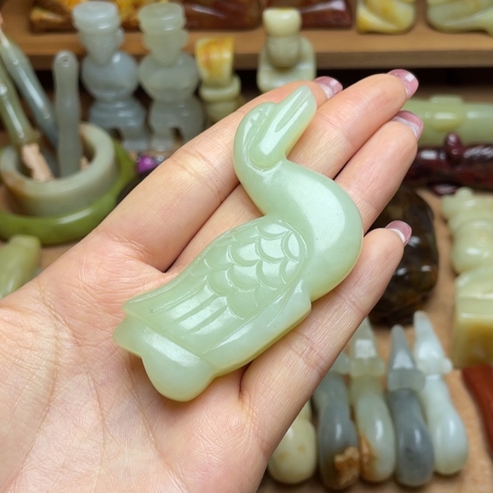 城***人蛇纹石玉未镶嵌颈饰