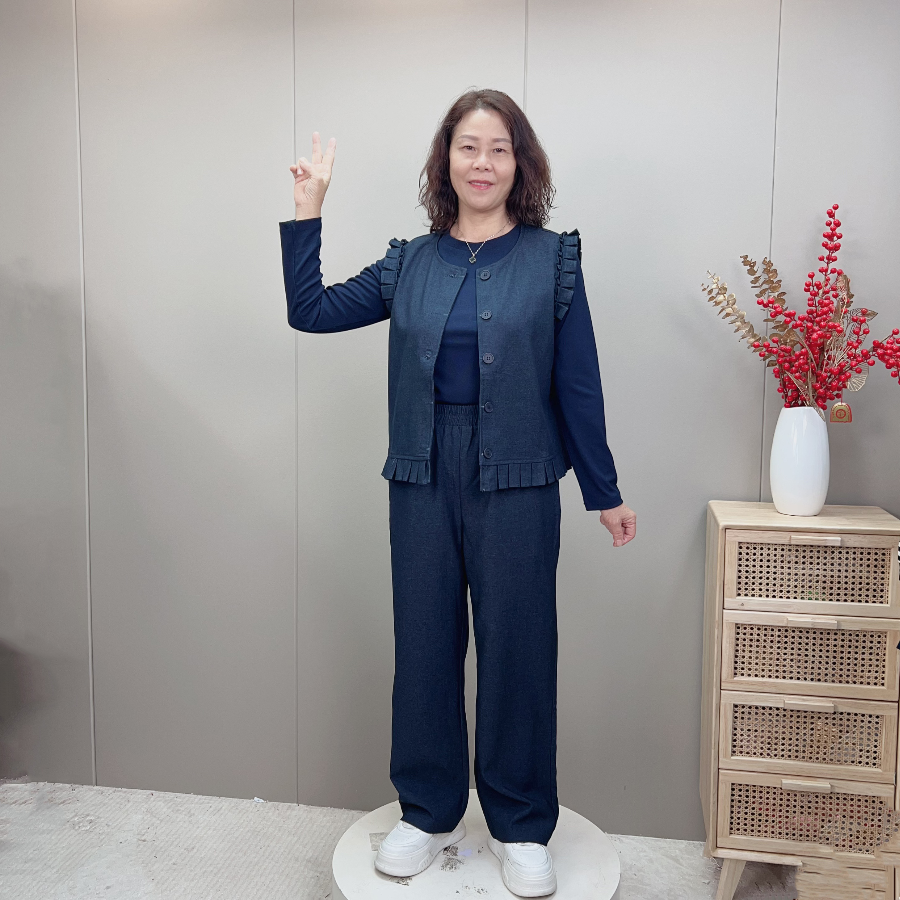 2025妈妈秋季新款时尚气质木耳边背心三件套装减龄气质开衫直筒裤