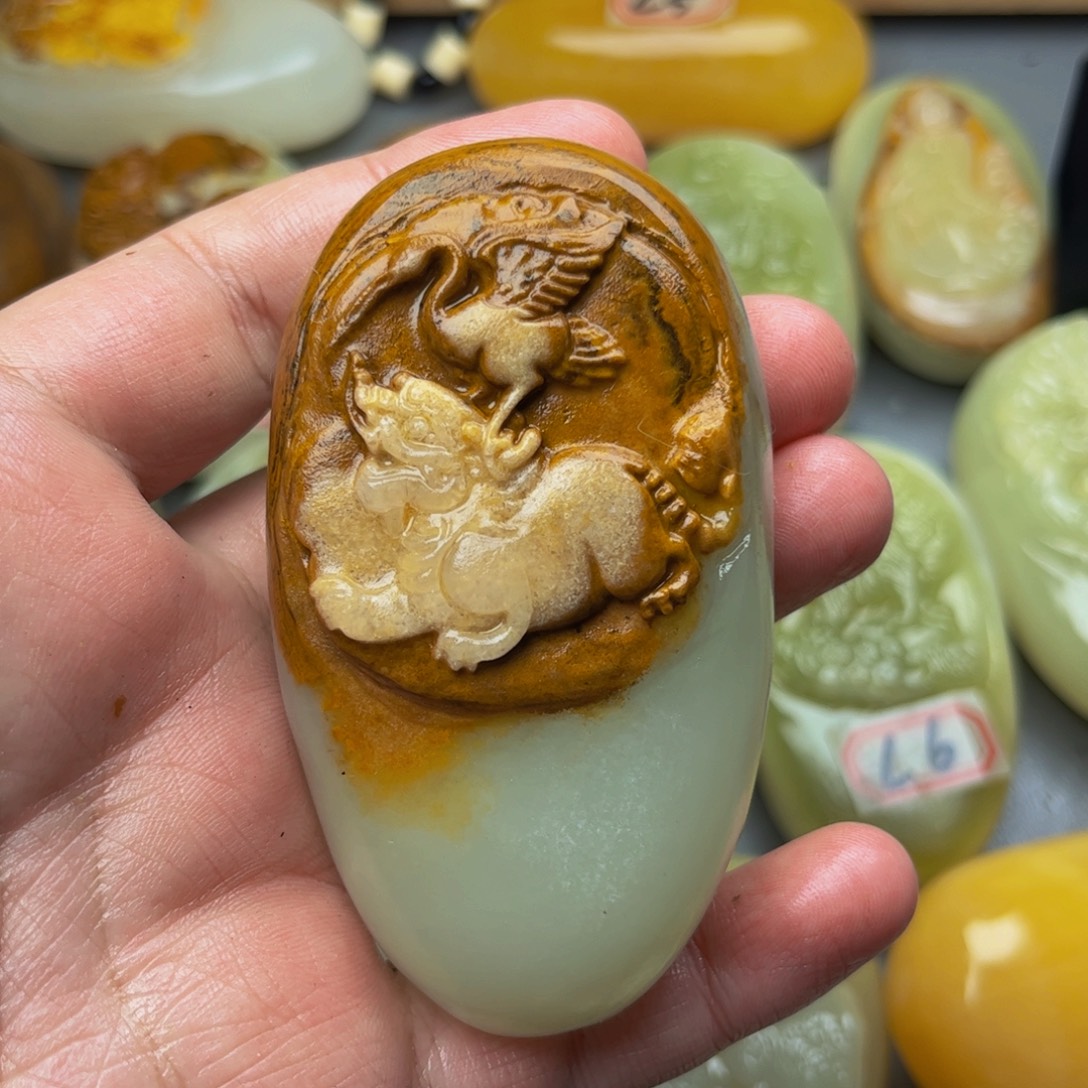 石材方解石手把件独占鳌头