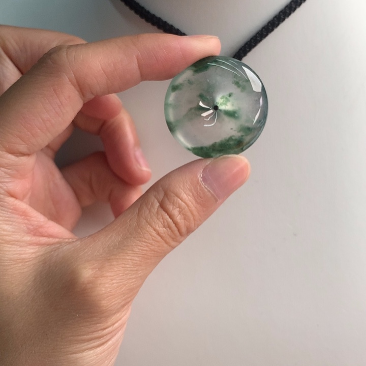 翡翠挂件未镶嵌…..