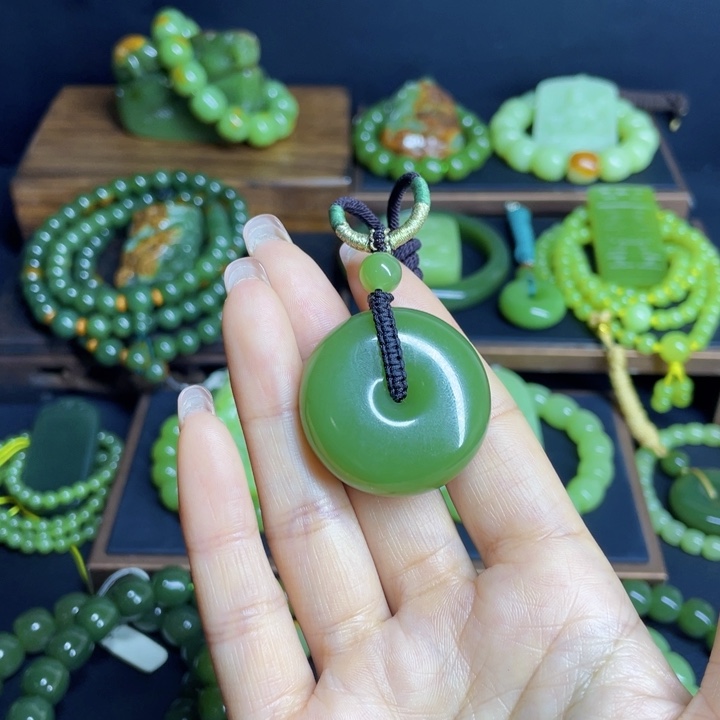 北***制和田玉未镶嵌颈饰