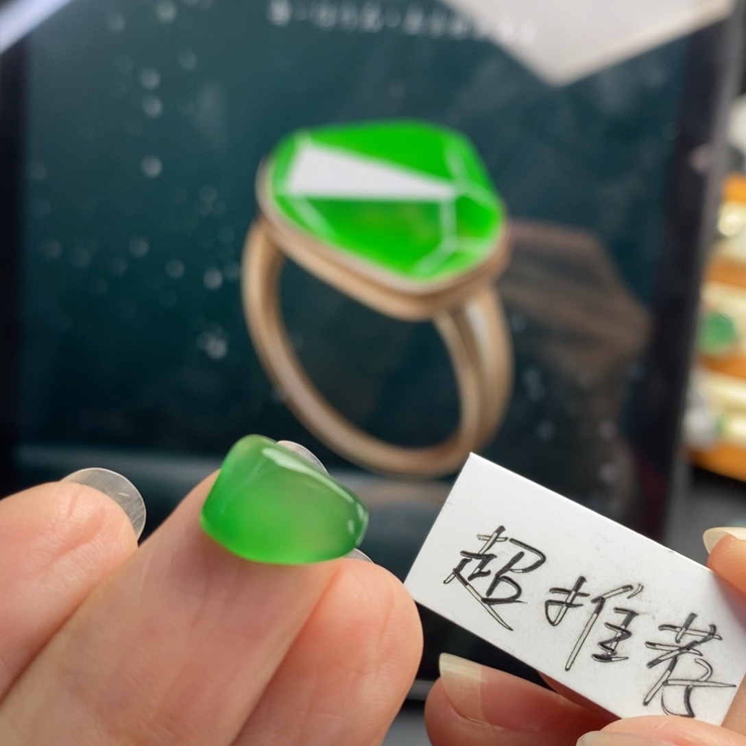 定制翡翠未镶嵌      冰阳绿极简随形戒