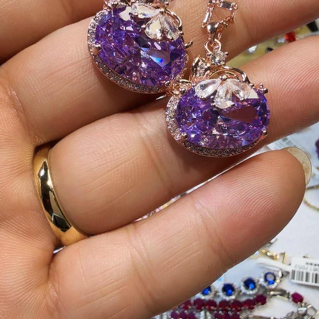 8克拉碧玺（处理）吊坠的设计非常别致8克拉