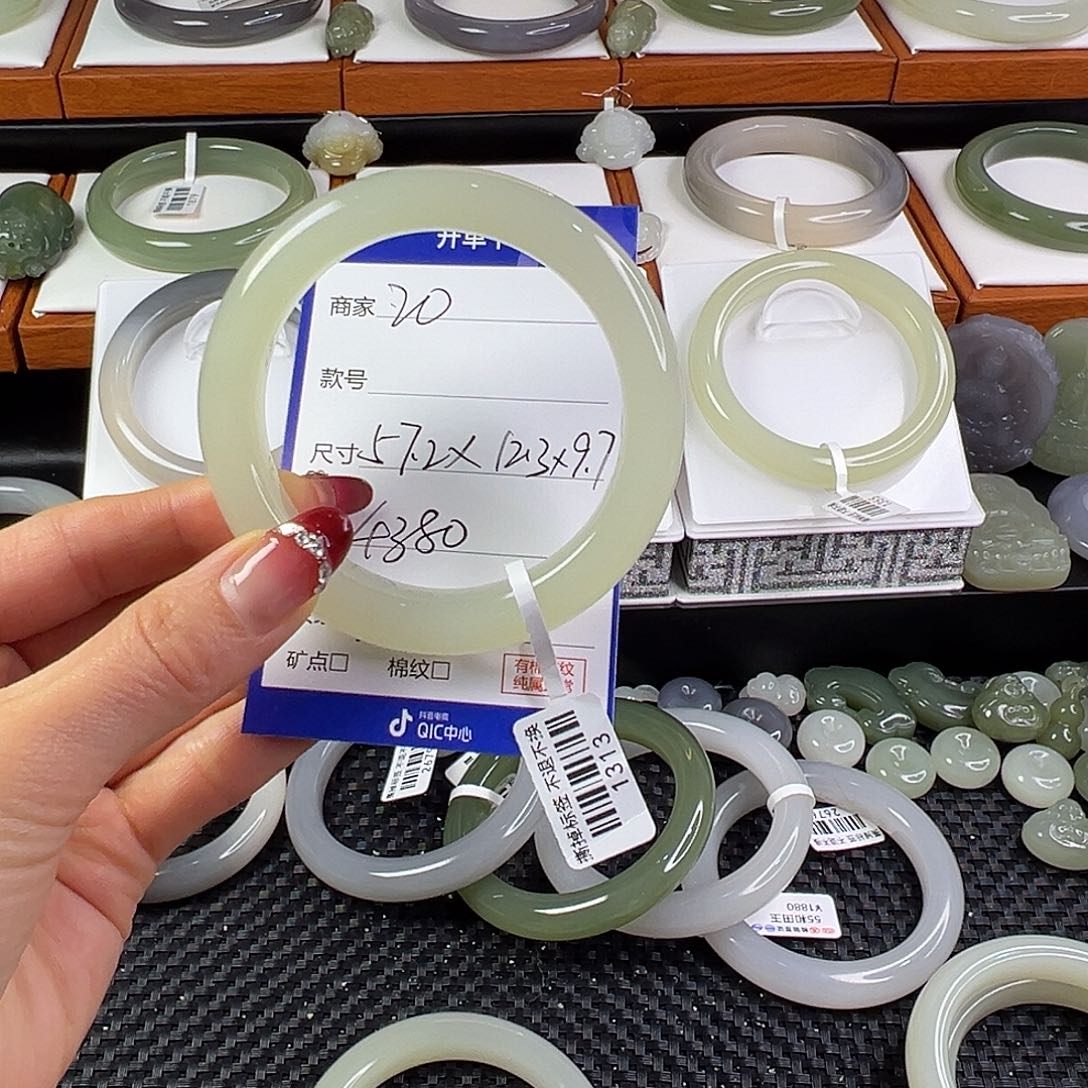 和田玉手镯未镶嵌金***?