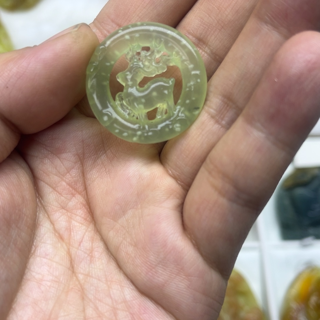 蛇纹石玉颈饰未镶嵌