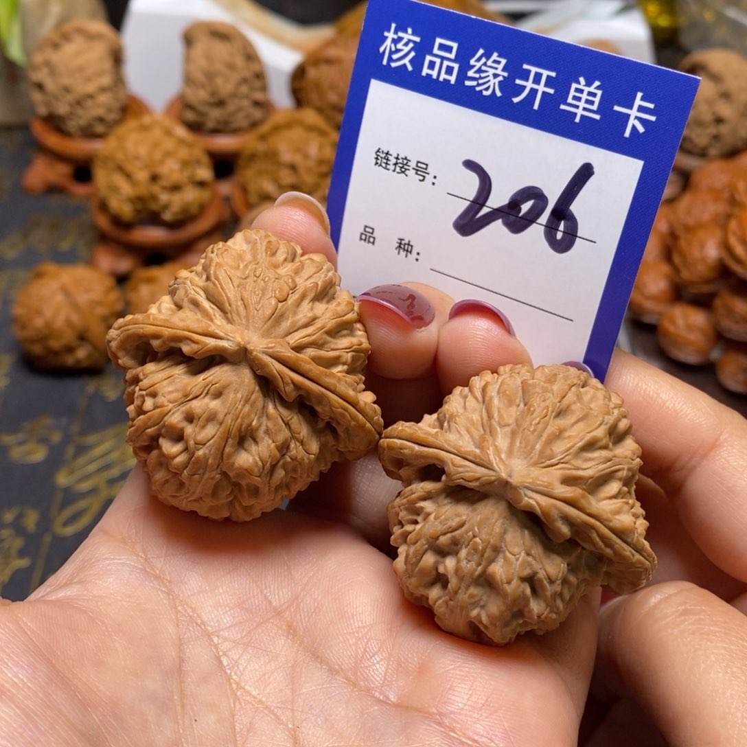 文玩核桃把件有**贵白狮子全品42。 206