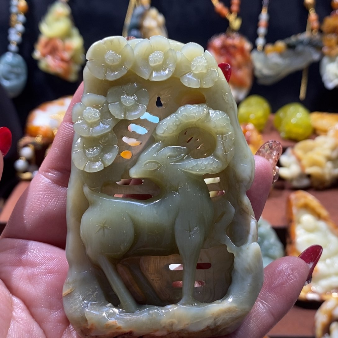 蛇纹石玉颈饰未镶嵌