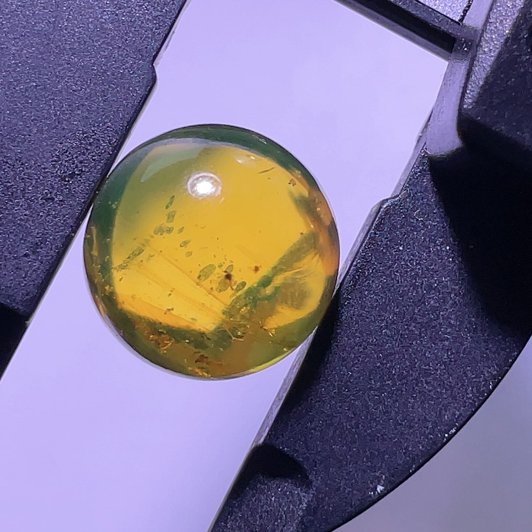 琥珀裸石未镶嵌。