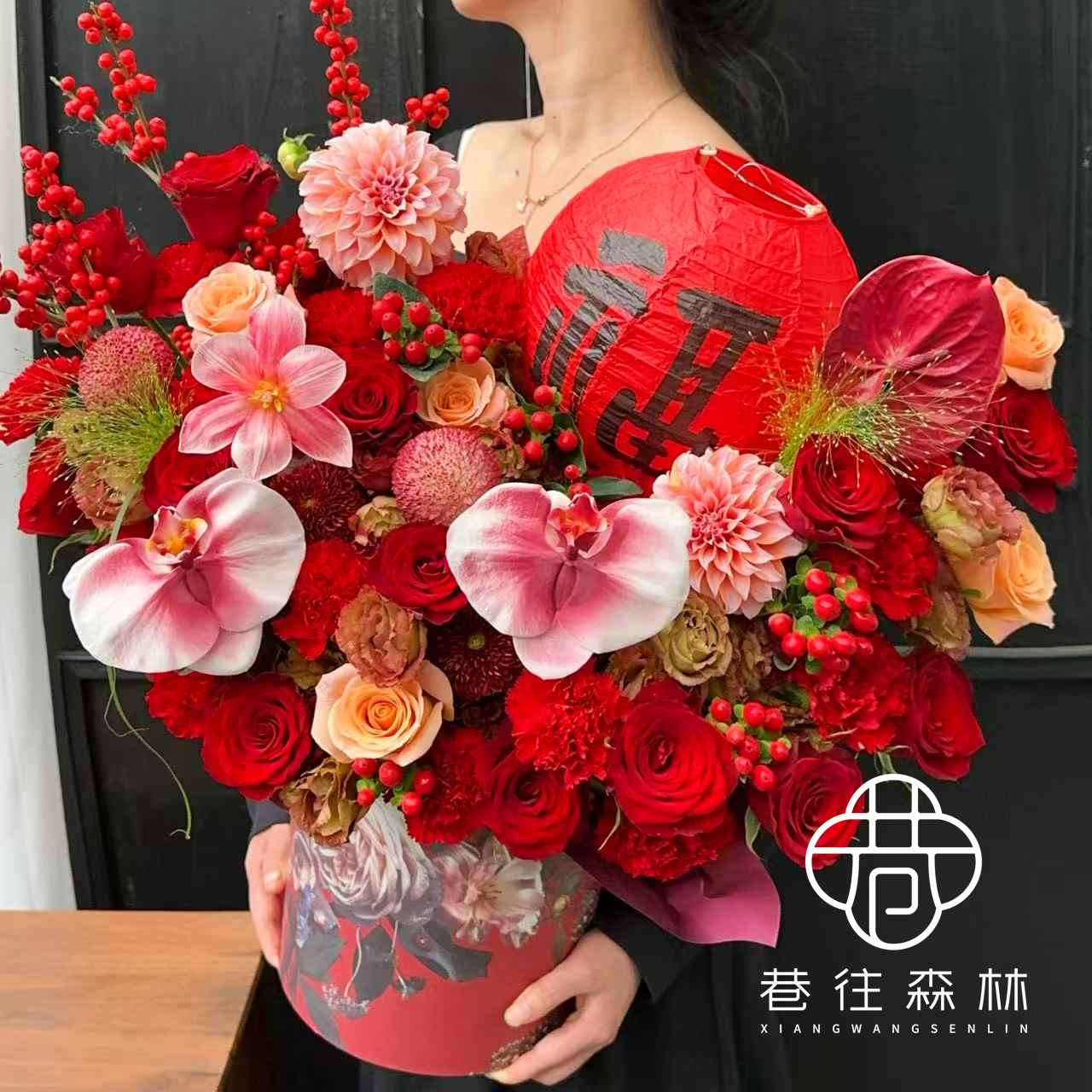 【暄和启岁】蝴蝶兰郁金香红玫瑰新年喜庆高级感鲜花抱抱桶走亲访友大气显好礼物鲜花小时达同城花店配送上门