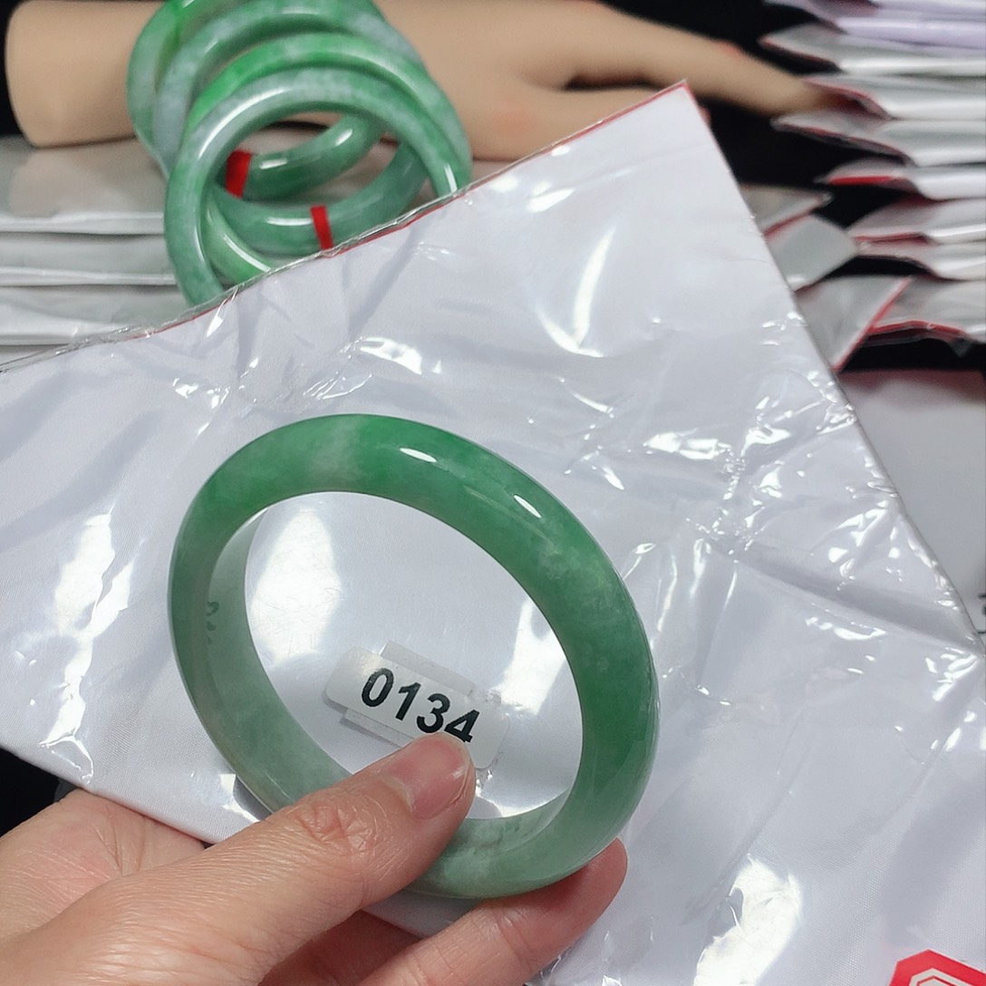 翡翠手镯未镶嵌天然缅甸A货翡翠手镯