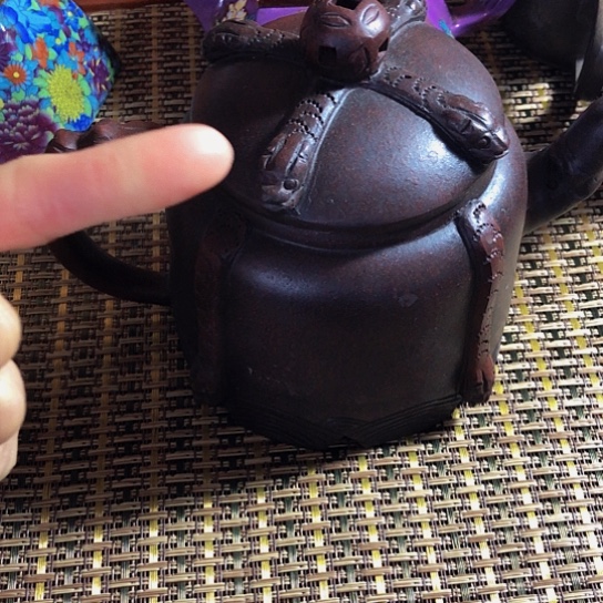 紫砂茶壶原矿泥料手工制作的紫砂壶。