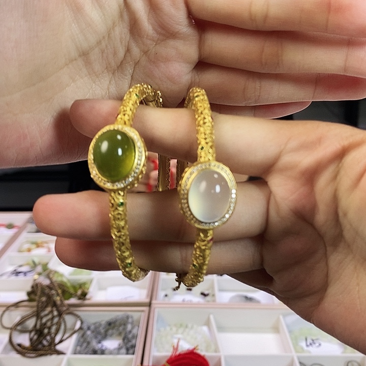 蛇纹石玉未镶嵌手镯?****猫