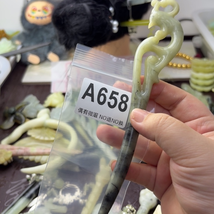 闫***亚蛇纹石玉合金发饰