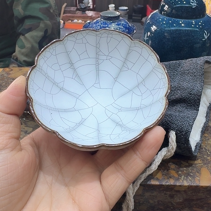汝瓷杯一个，瓷。。品茗
