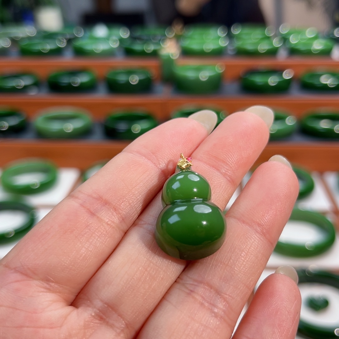 颈饰18K金镶嵌和田玉（碧玉）