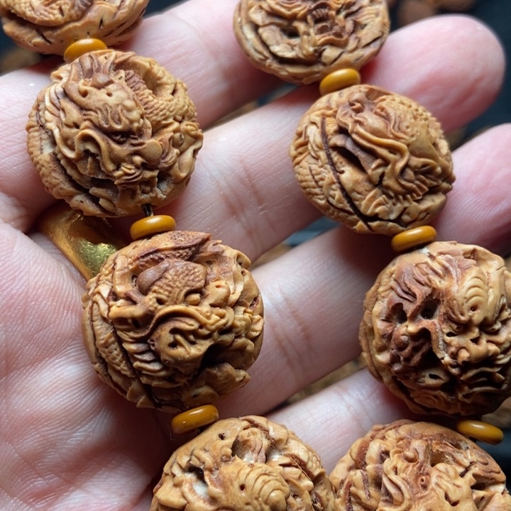 桃核双面镂空九龙