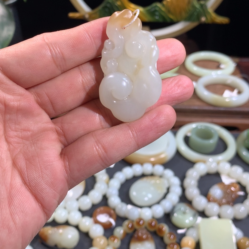 【闪购商品】和田玉颈饰未镶嵌新疆且末金山矿糖白老料如意挂件