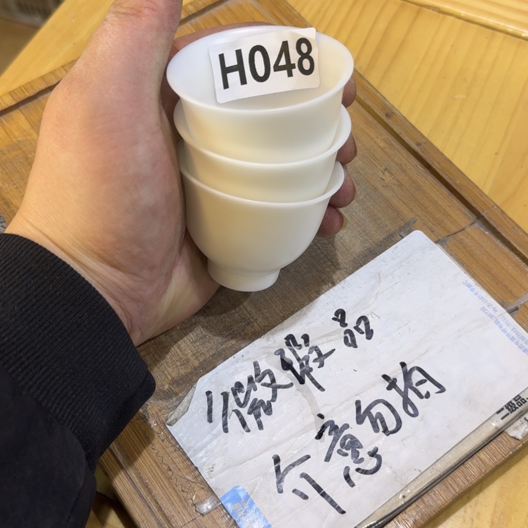 微瑕疵介意勿拍陶瓷器皿H185