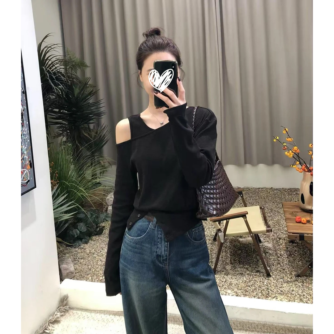 深巧克力黑咖调～复古俏皮设计感侧露肩真两件套背心+长袖T恤套装