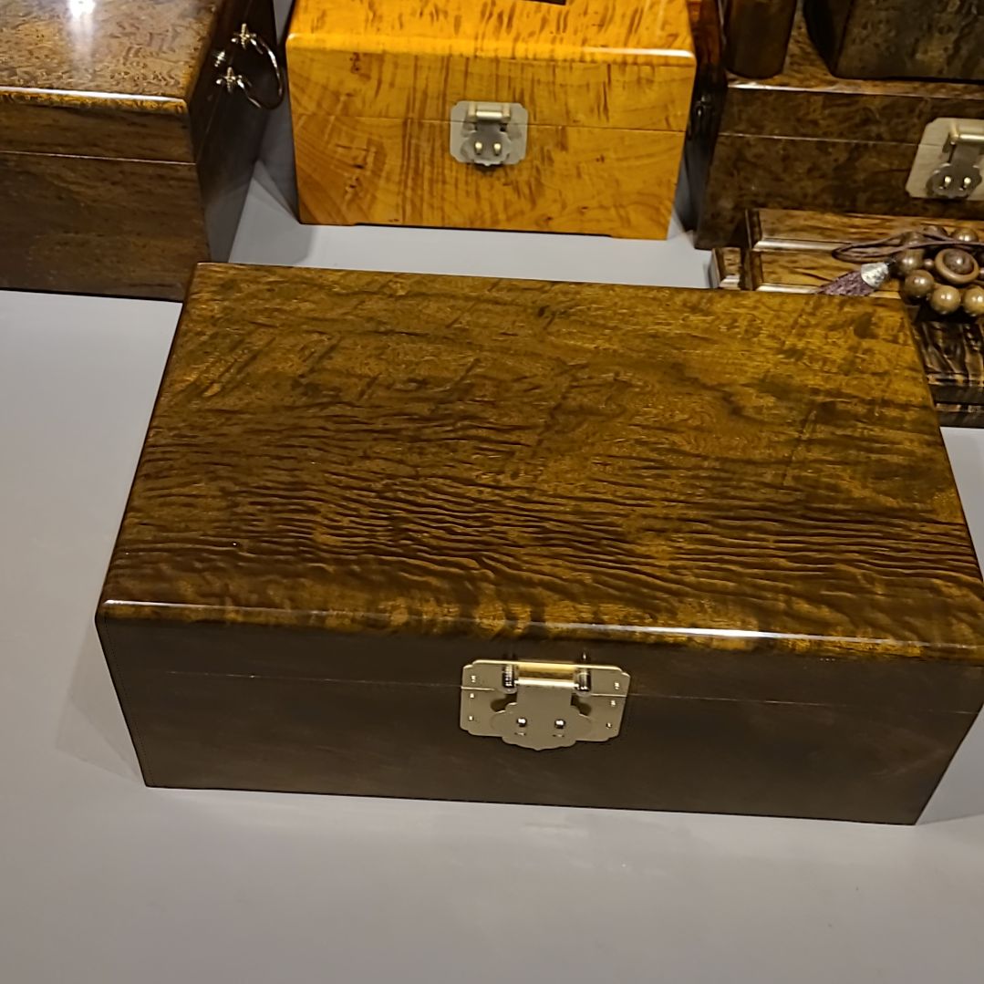 楠木40-25-15乌木金丝楠箱子