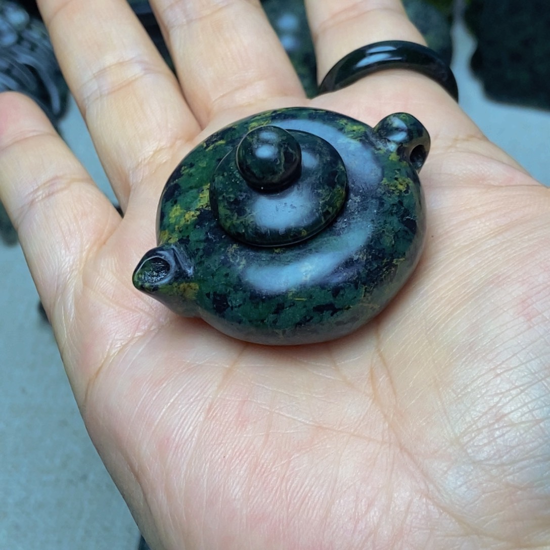 蛇纹石玉把把壶未镶嵌