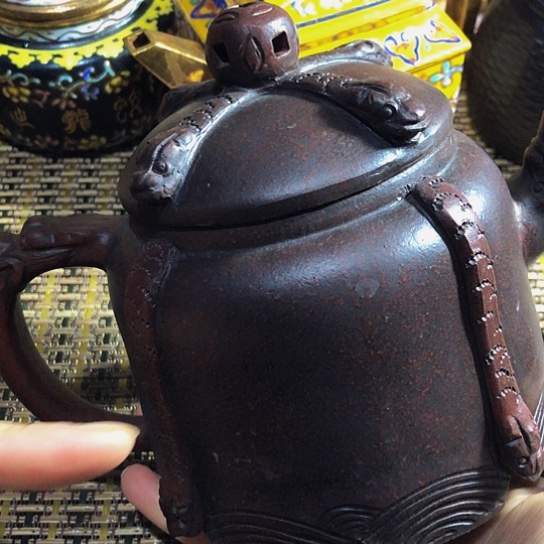 紫砂茶壶原矿泥料手工制作的紫砂壶。