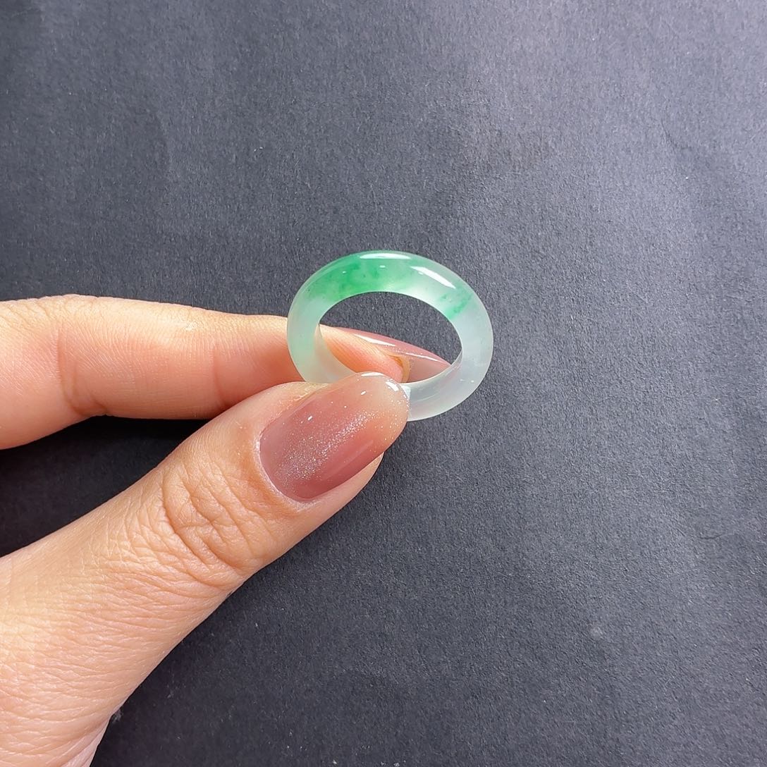 如***也石英质玉未镶嵌戒指